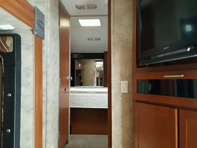 4YDF40521AF810239 - 2010 KEYSTONE MONTANA WHITE photo 5