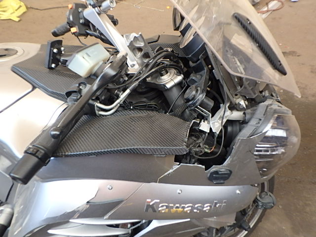 JKBZGNC18BA006586 - 2011 KAWASAKI ZG1400 C SILVER photo 9