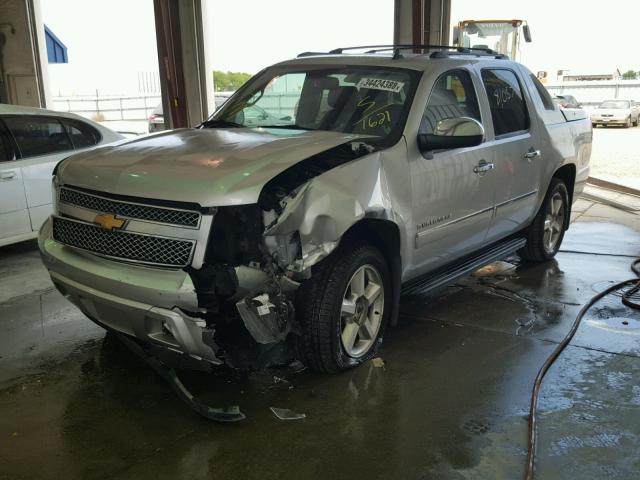 3GNTKGE74CG141621 - 2012 CHEVROLET AVALANCHE SILVER photo 2