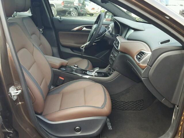 SJKCH5CR3JA041812 - 2018 INFINITI QX30 BASE BROWN photo 5