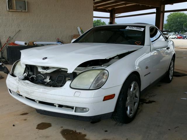 WDBKK47F7WF026927 - 1998 MERCEDES-BENZ SLK 230 KO WHITE photo 2