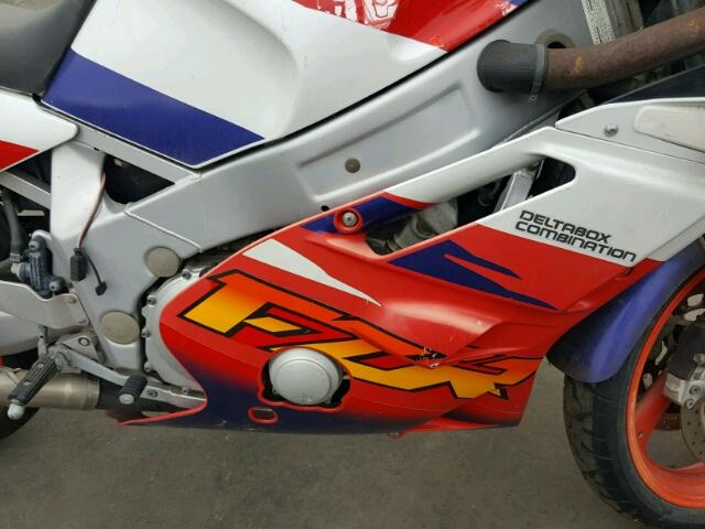 JYA3UUC00TA019193 - 1996 YAMAHA FZR600 R WHITE photo 7