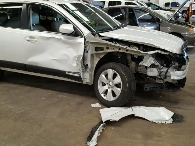 4S4BRDKC7C2228515 - 2012 SUBARU OUTBACK 3. WHITE photo 9