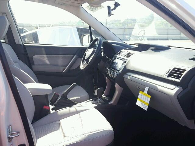 JF2SJAGC2JH412548 - 2018 SUBARU FORESTER 2 WHITE photo 5