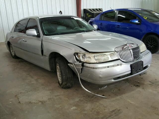 1LNHM82W6XY645895 - 1999 LINCOLN TOWN CAR S SILVER photo 1