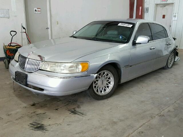 1LNHM82W6XY645895 - 1999 LINCOLN TOWN CAR S SILVER photo 2