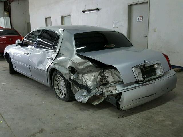 1LNHM82W6XY645895 - 1999 LINCOLN TOWN CAR S SILVER photo 3