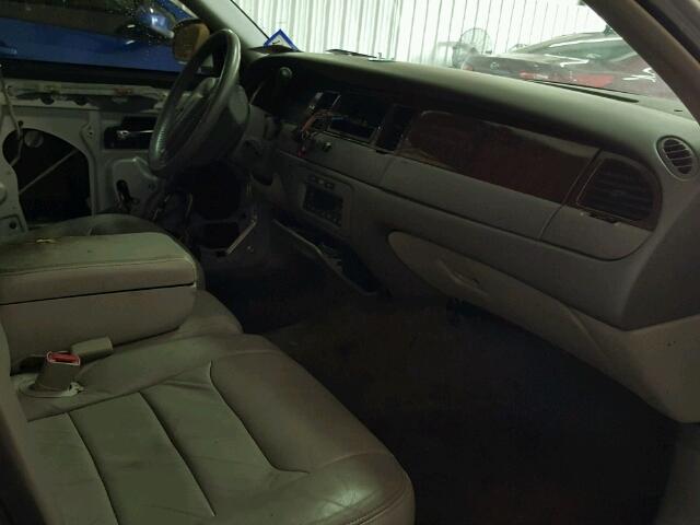 1LNHM82W6XY645895 - 1999 LINCOLN TOWN CAR S SILVER photo 5