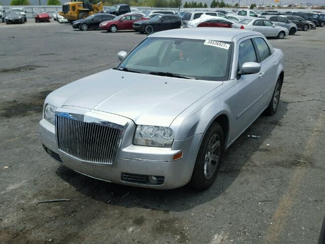 2C3KA53G27H897327 - 2007 CHRYSLER 300 TOURIN SILVER photo 2