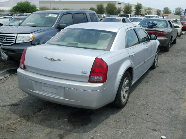 2C3KA53G27H897327 - 2007 CHRYSLER 300 TOURIN SILVER photo 4