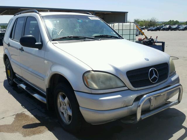 4JGAB54E5XA090585 - 1999 MERCEDES-BENZ ML 320 SILVER photo 1