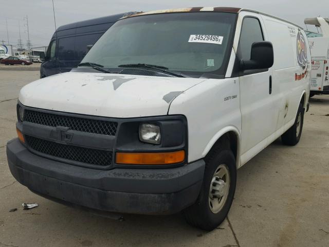 1GCGG25V071150723 - 2007 CHEVROLET EXPRESS G2 WHITE photo 2