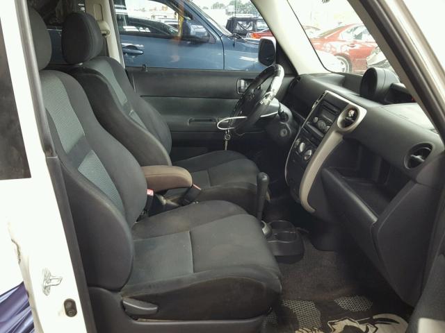 JTLKT324364105719 - 2006 TOYOTA SCION XB WHITE photo 5