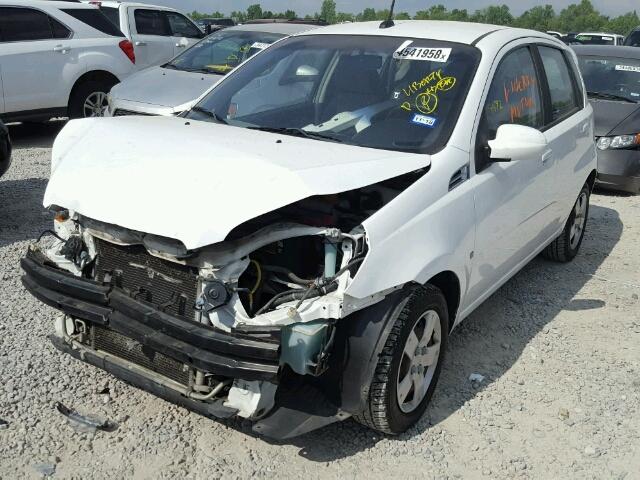 KL1TD66E29B650724 - 2009 CHEVROLET AVEO LS WHITE photo 2