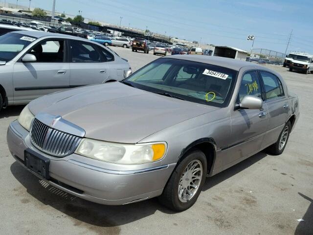 1LNHM82W51Y653302 - 2001 LINCOLN TOWN CAR S GOLD photo 2