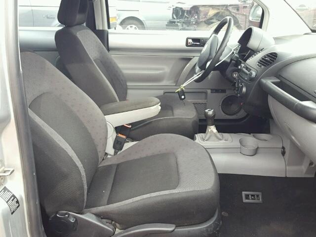 3VWCA21C2YM417480 - 2000 VOLKSWAGEN NEW BEETLE 银色 照片 5