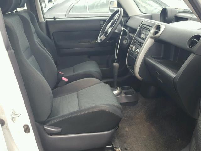 JTLKT324464069894 - 2006 TOYOTA SCION XB WHITE photo 5