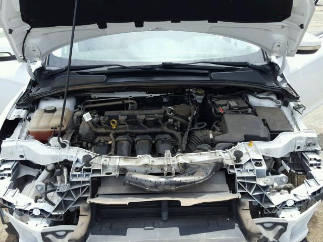 1FAHP3H2XCL374839 - 2012 FORD FOCUS SEL WHITE photo 7