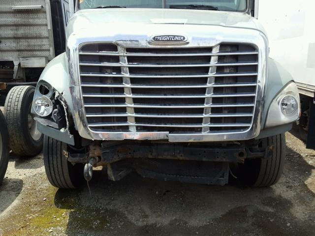 1FUJGLDR09LAK7426 - 2009 FREIGHTLINER CASCADIA 1 GREEN photo 9