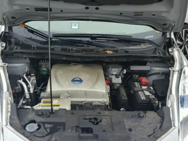 1N4AZ0CPXFC321589 - 2015 NISSAN LEAF S SILVER photo 7