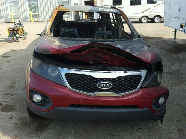 5XYKTDA22BG058566 - 2011 KIA SORENTO BA RED photo 9