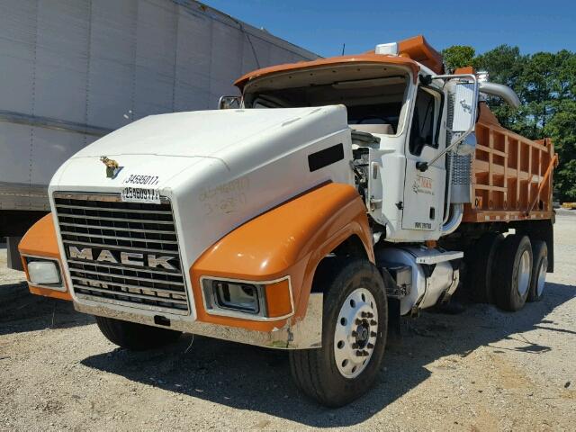 1M2AA18YX4N155712 - 2004 MACK 600 CH600 WHITE photo 2