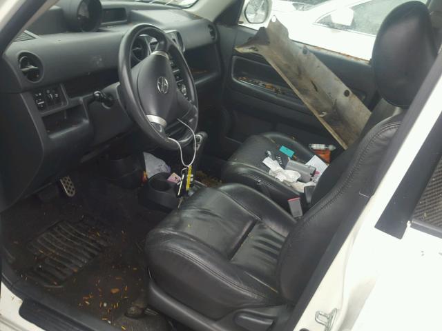 JTLKT324840146030 - 2004 TOYOTA SCION XB WHITE photo 5