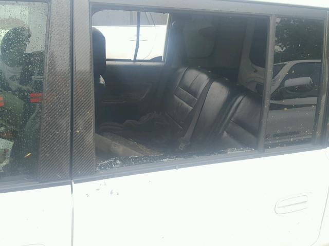 JTLKT324840146030 - 2004 TOYOTA SCION XB WHITE photo 9