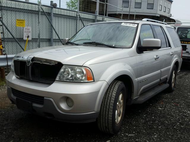 5LMFU28R04LJ11772 - 2004 LINCOLN NAVIGATOR SILVER photo 2
