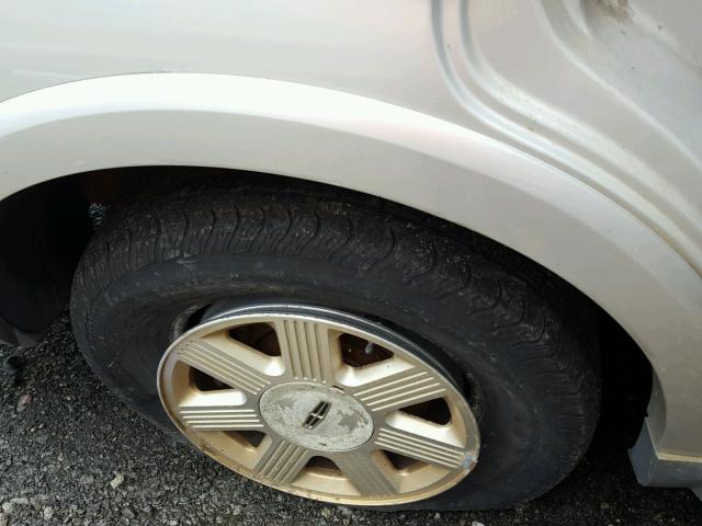 5LMFU28R04LJ11772 - 2004 LINCOLN NAVIGATOR SILVER photo 9