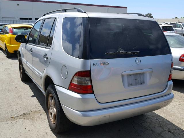 4JGAB54EXYA159742 - 2000 MERCEDES-BENZ ML 320 SILVER photo 3