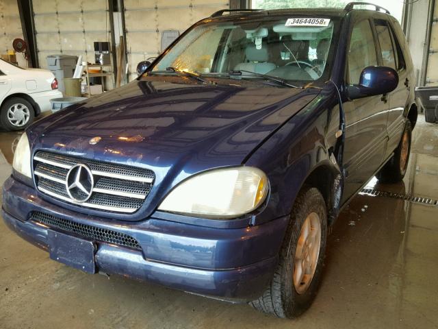 4JGAB54E81A231849 - 2001 MERCEDES-BENZ ML 320 BLUE photo 2