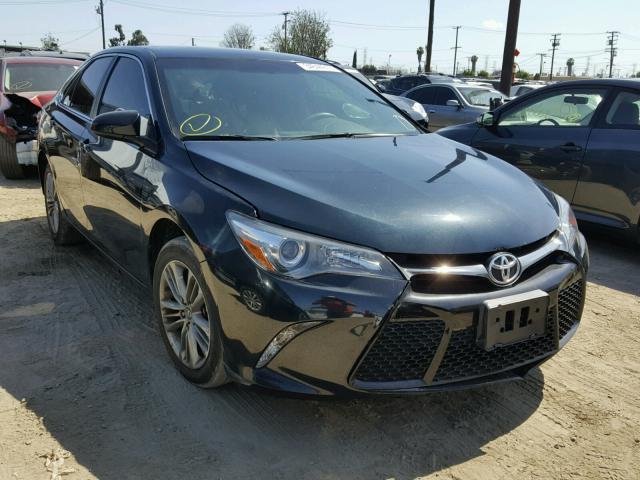 4T1BF1FK7FU088354 - 2015 TOYOTA CAMRY LE Blau Foto 1