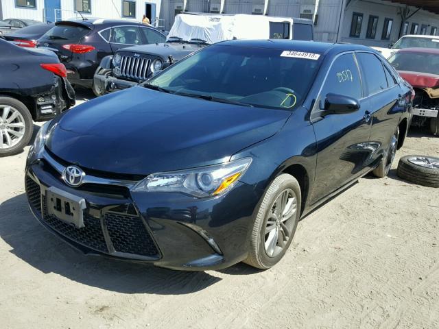 4T1BF1FK7FU088354 - 2015 TOYOTA CAMRY LE Blau Foto 2