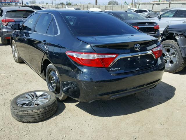 4T1BF1FK7FU088354 - 2015 TOYOTA CAMRY LE Blau Foto 3