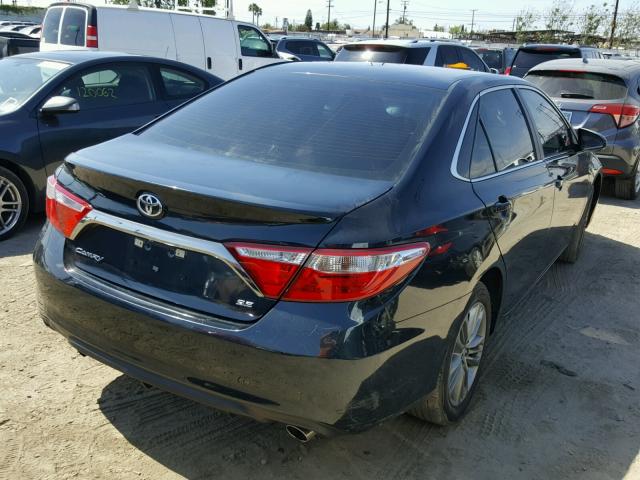 4T1BF1FK7FU088354 - 2015 TOYOTA CAMRY LE Blau Foto 4