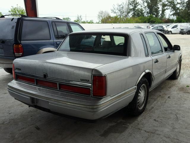 1LNLM83W0VY753659 - 1997 LINCOLN TOWN CAR C SILVER photo 4