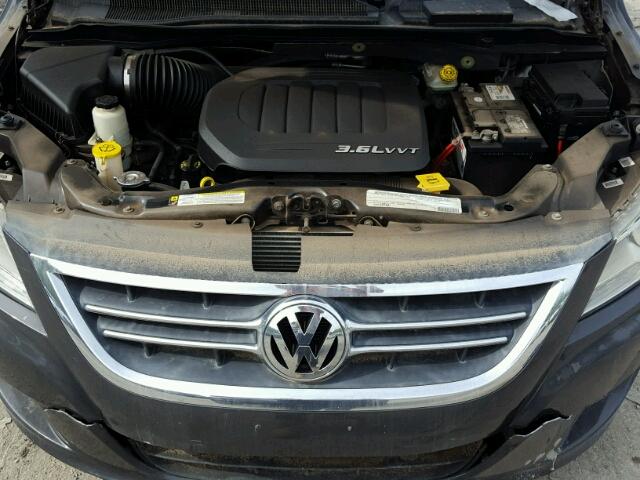 2V4RW3DG5BR669989 - 2011 VOLKSWAGEN ROUTAN SE CHARCOAL photo 7