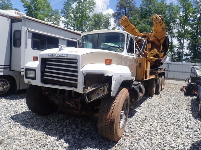 1M3P114K61M002219 - 2001 MACK 600 RD600 WHITE photo 2