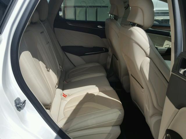 5LMCJ2C95HUL31038 - 2017 LINCOLN MKC SELECT WHITE photo 6