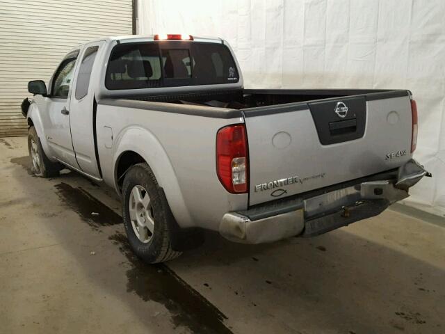 1N6AD06W28C433685 - 2008 NISSAN FRONTIER K SILVER photo 3