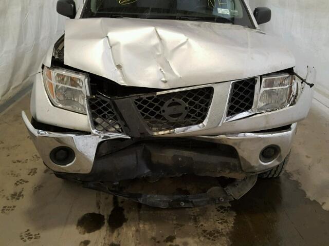 1N6AD06W28C433685 - 2008 NISSAN FRONTIER K SILVER photo 9