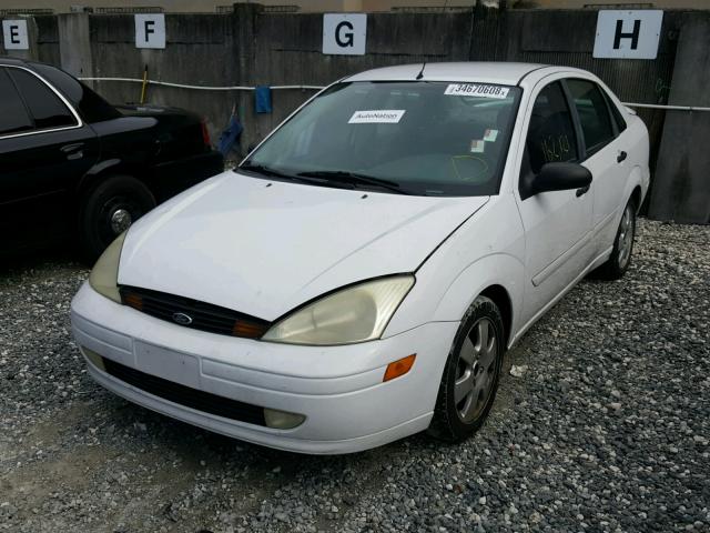 1FAFP38382W156993 - 2002 FORD FOCUS ZTS WHITE photo 2