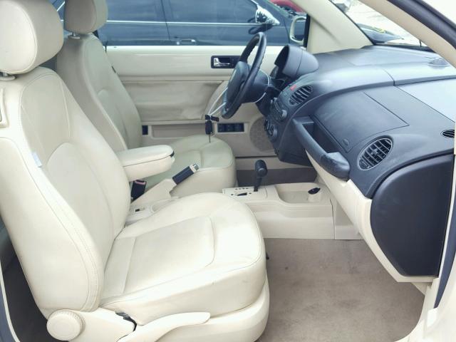 3VWRF31YX8M401749 - 2008 VOLKSWAGEN NEW BEETLE 奶油色 照片 5