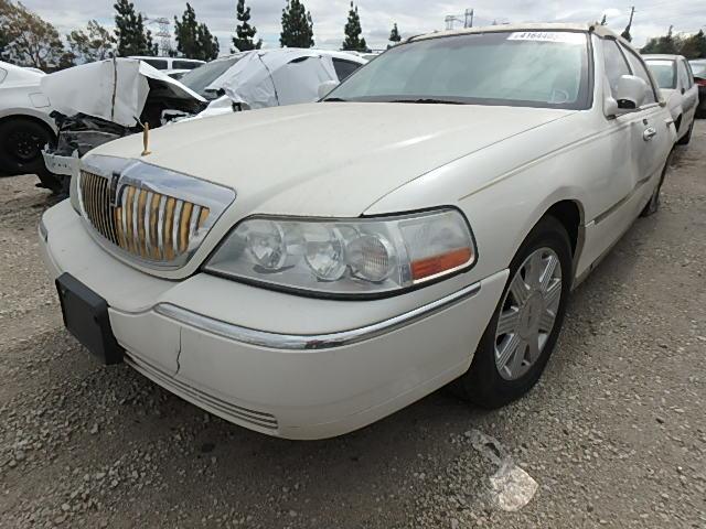 1LNHM82W35Y611877 - 2005 LINCOLN TOWN CAR S WHITE photo 2