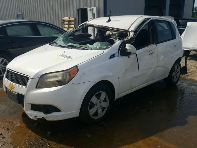 KL1TD66E59B626708 - 2009 CHEVROLET AVEO LS WHITE photo 2