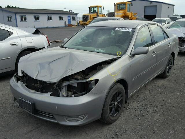 4T1BF32K15U590938 - 2005 TOYOTA CAMRY LE GRAY photo 2