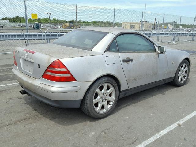 WDBKK47F6XF112666 - 1999 MERCEDES-BENZ SLK 230 KO SILVER photo 4