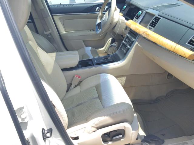 1LNHM93R99G607939 - 2009 LINCOLN MKS CREAM photo 5