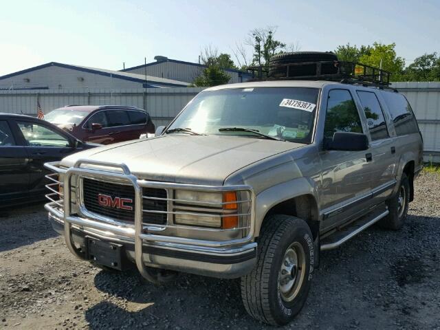 3GKGK26J5XG526476 - 1999 GMC SUBURBAN K GRAY photo 2